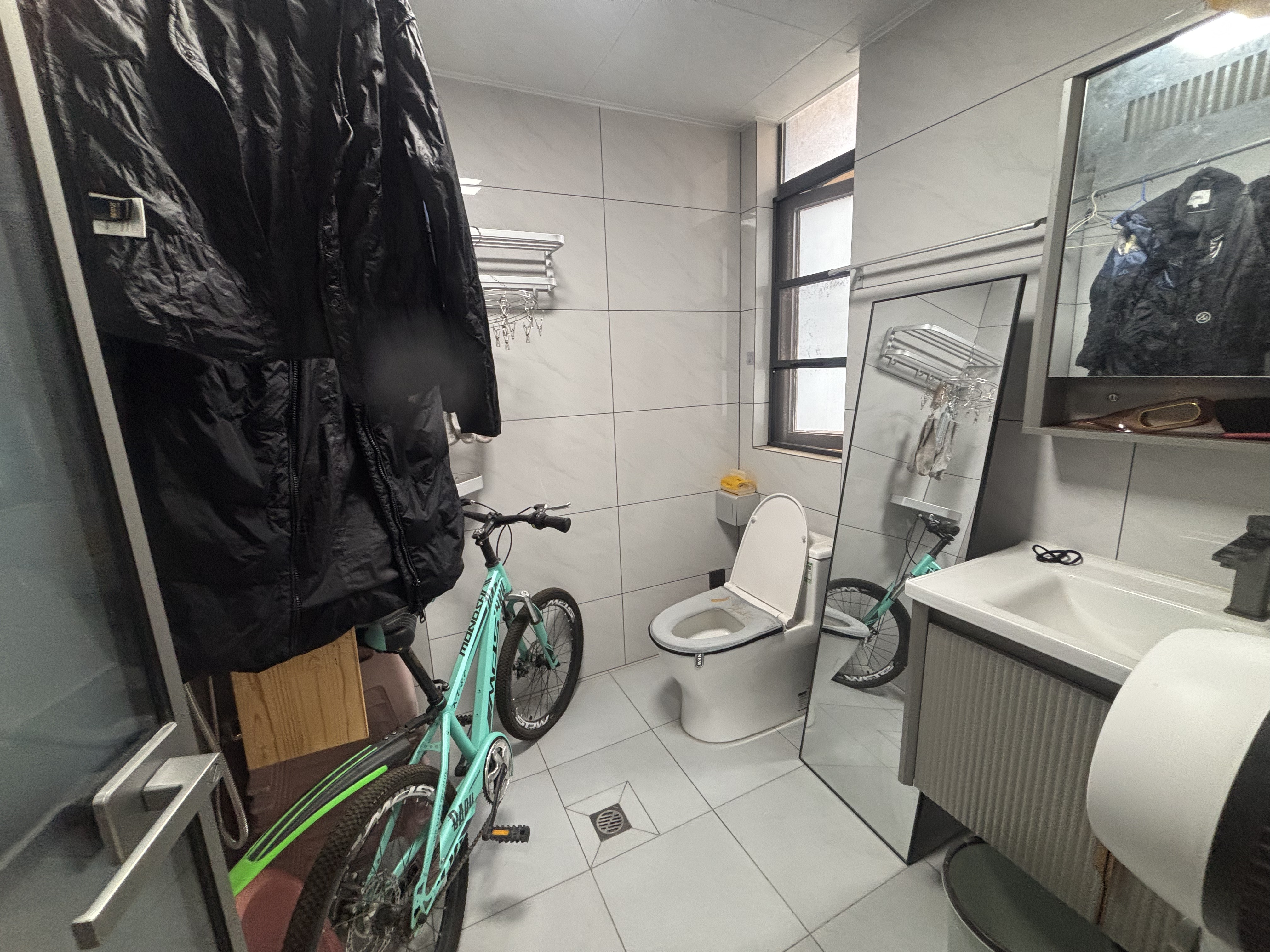 外国语对面同城上都精装修大三房，业主急售，看房方便，看房电话18307150819