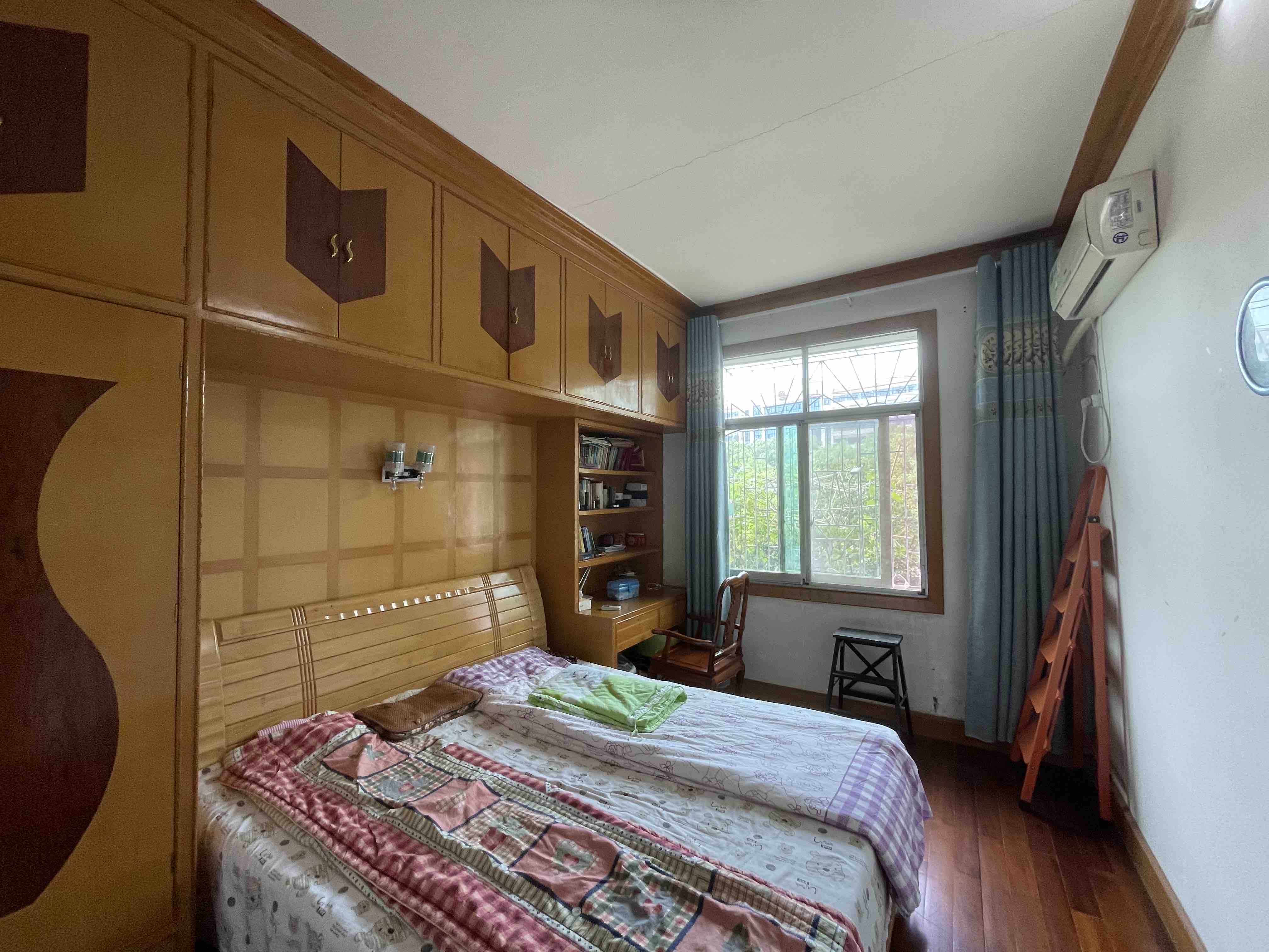 龙翔小区·108平方·步梯二楼报价：32万