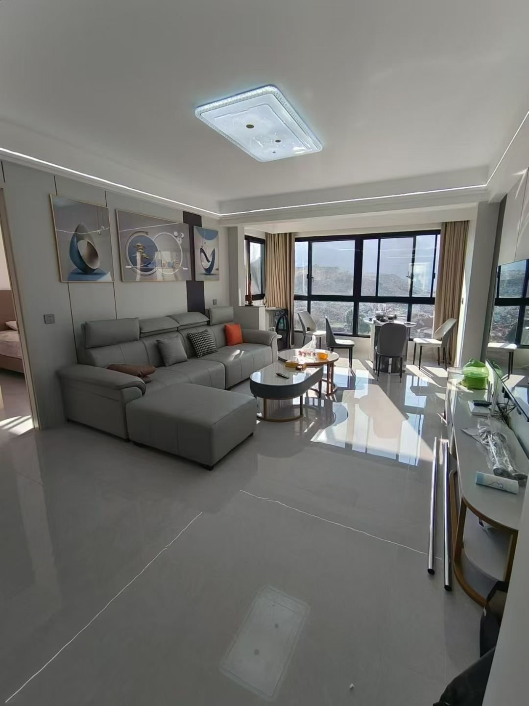 凤凰城·三室两厅·106平方·全新装修·拎包入住价格：55万