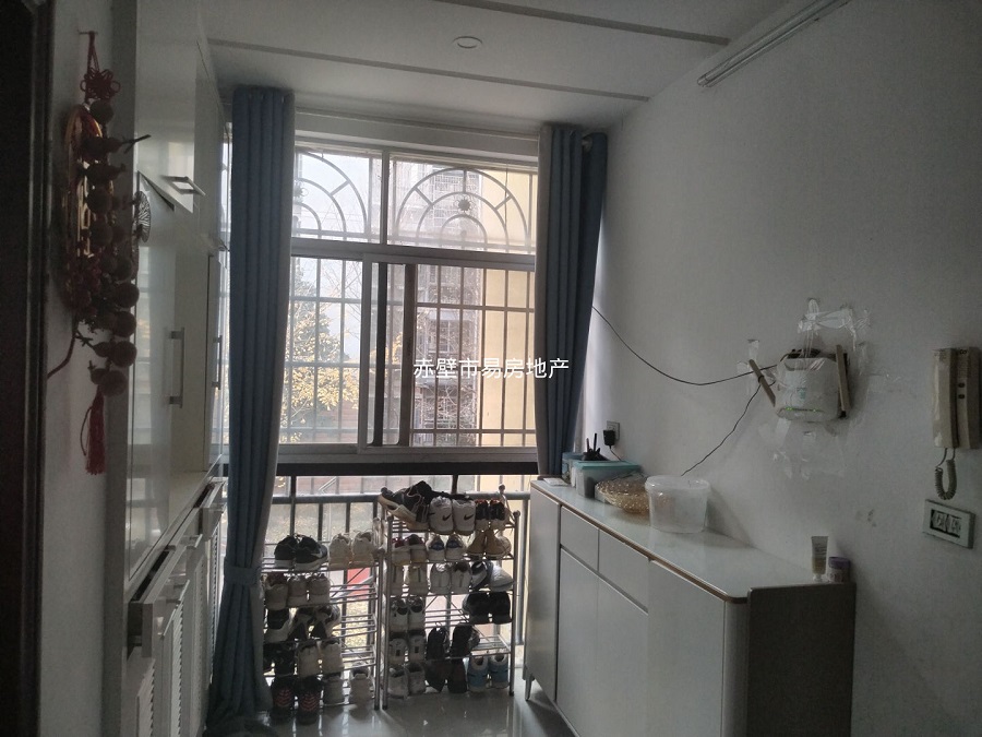 外滩网红桥附近·139平方二楼·全新装修·报价39.8万