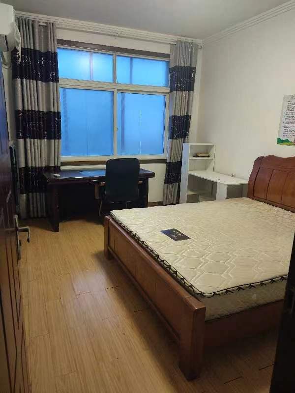 人民医院对面·四楼·一套三室两厅·房屋出租1300/月