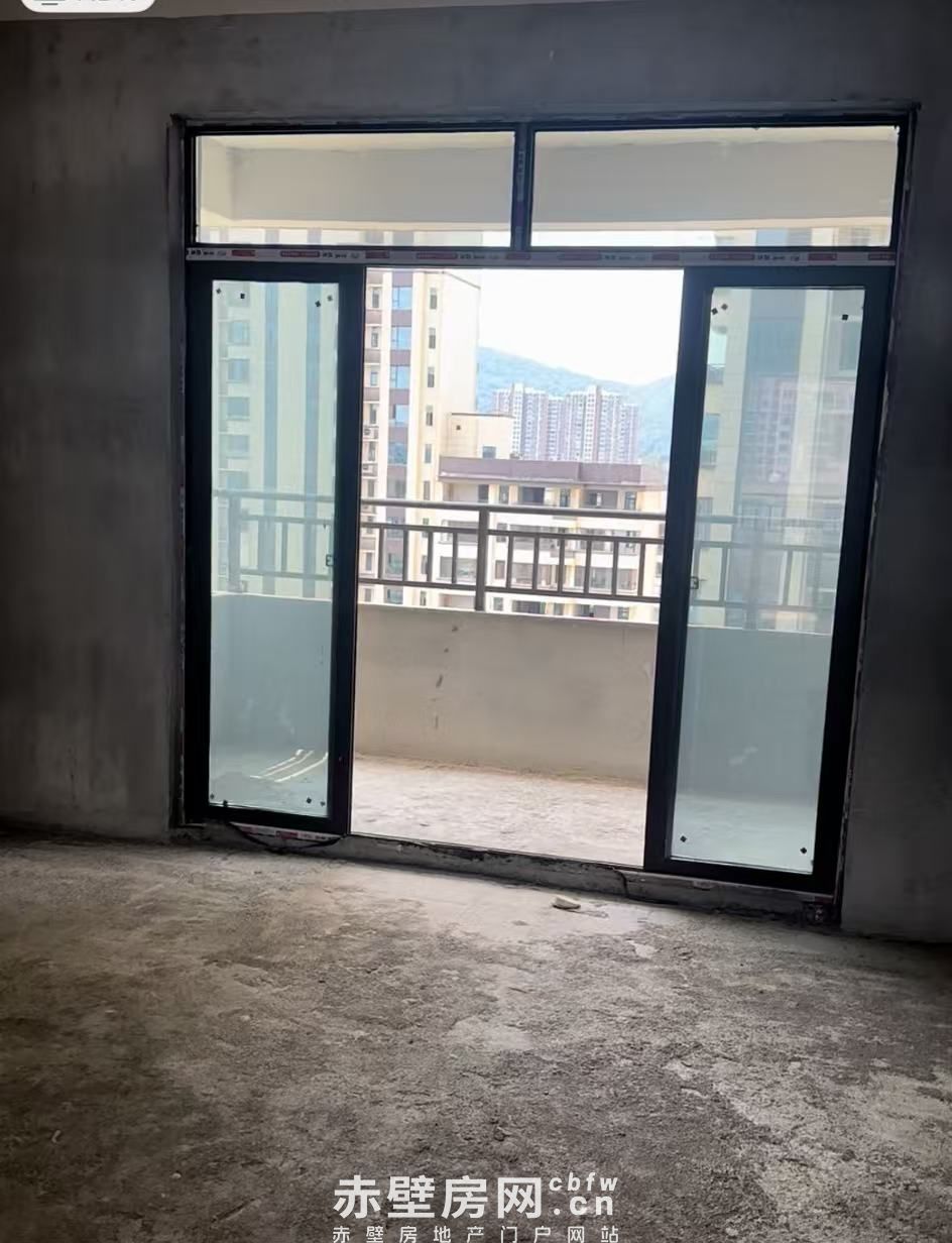 鹏成清华府毛坯房专梯专户133平四室两卫一厅+靠近电梯口的车位，70W+，证满两年在手