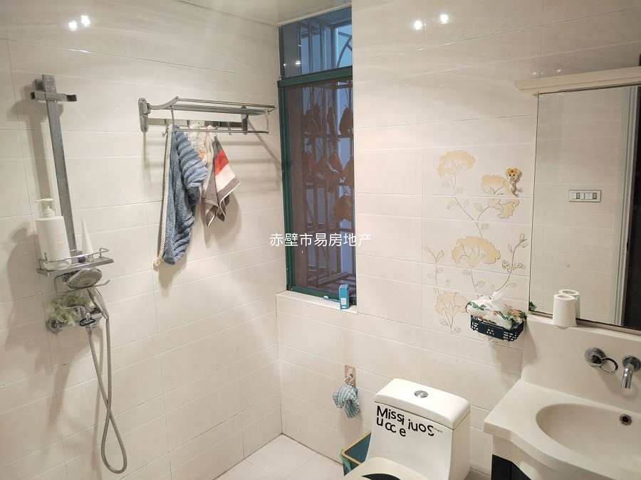 外滩网红桥附近·139平方二楼·全新装修·报价39.8万