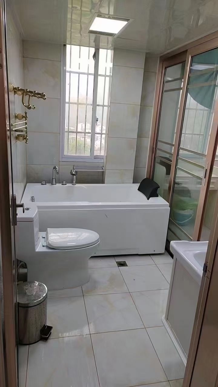 东洲大厦3室2厅交通便利南北通透精装可拎包入住46万