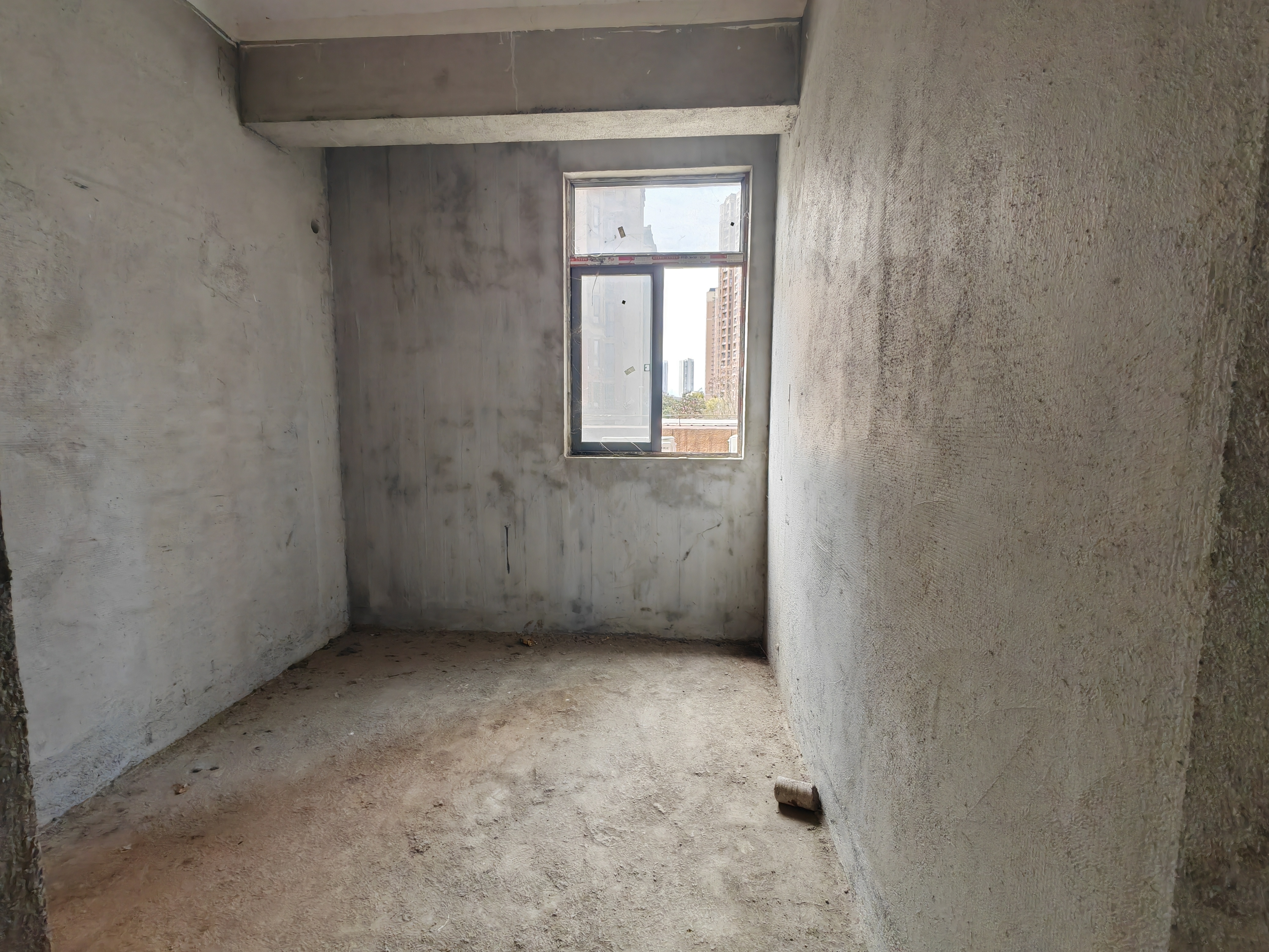 鹏成新都会带两个超大平台，四室两厅两卫，49万，急售，证件齐全，看房电话18307150819