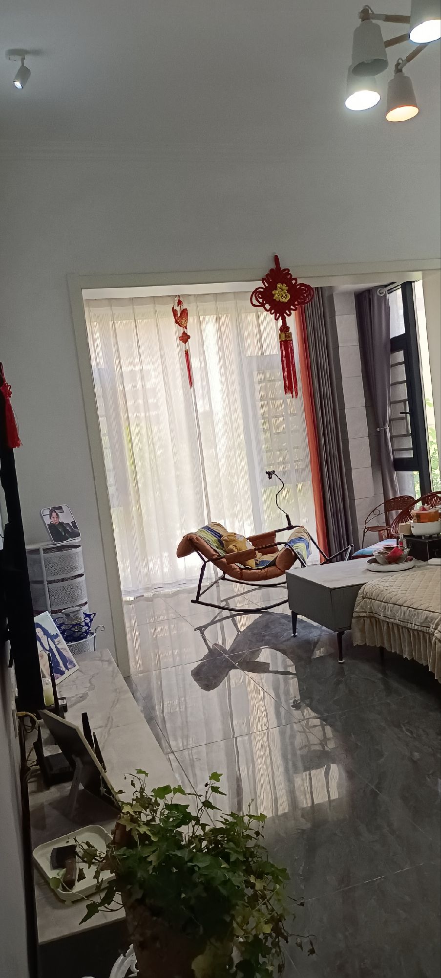 近水楼台带露台三室两厅精装修诚意出售