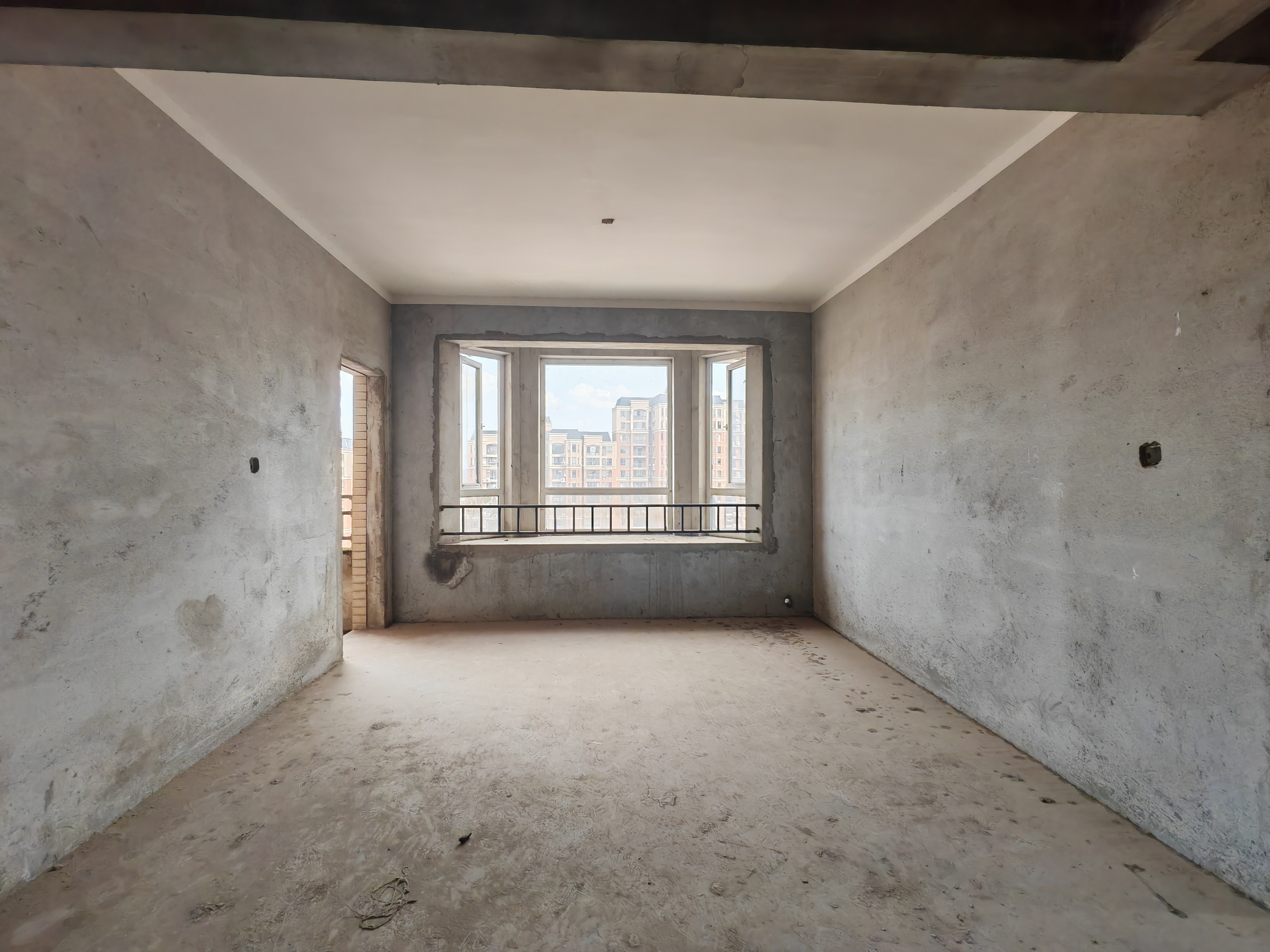 捡漏啦，塞纳河畔3345一平，三室两厅两卫，业主诚意出售