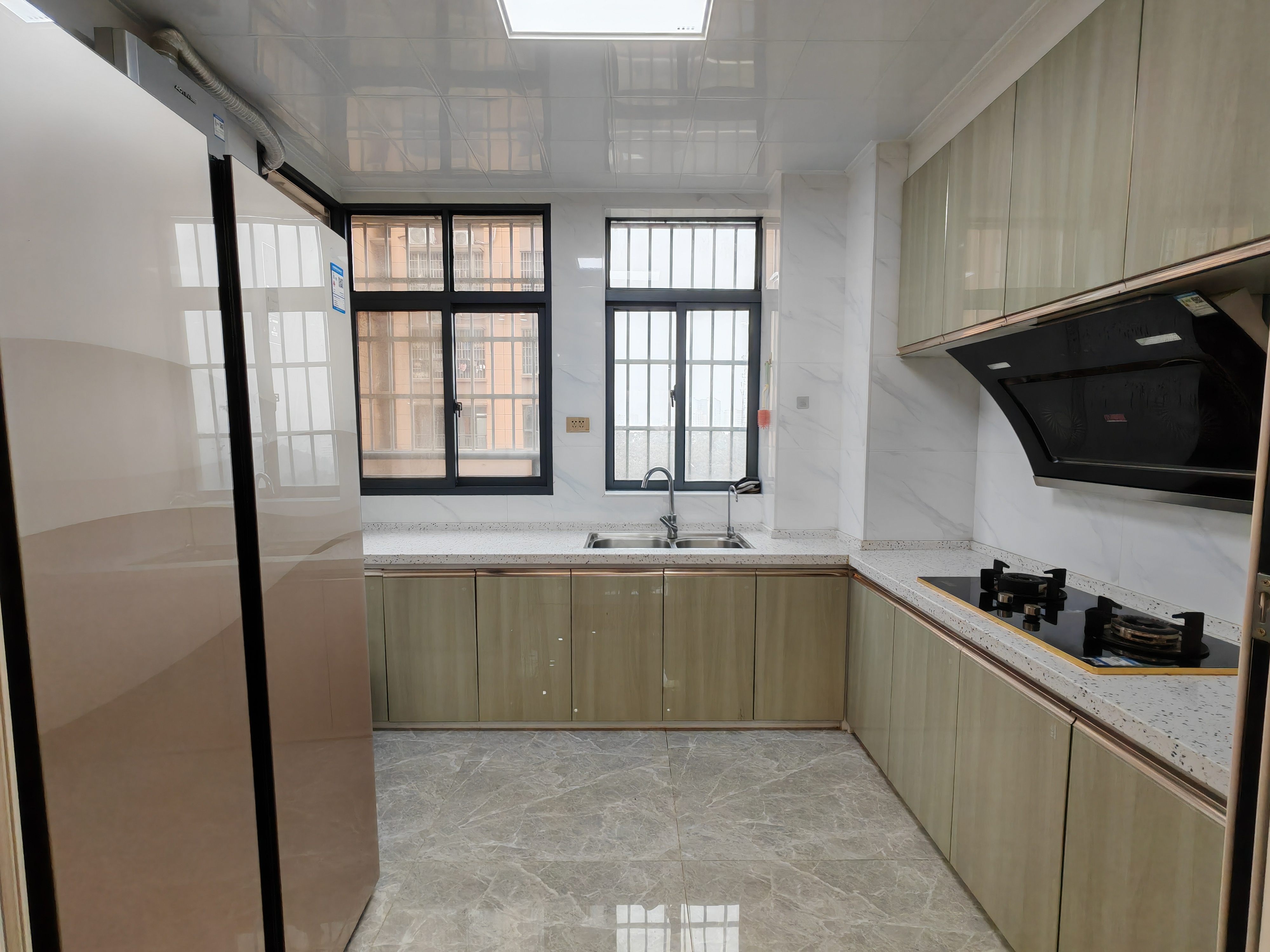 鹏成新都汇四室两厅两卫，婚房装修，9.9成新，诚意出售有钥匙看房，看房电话183071500819