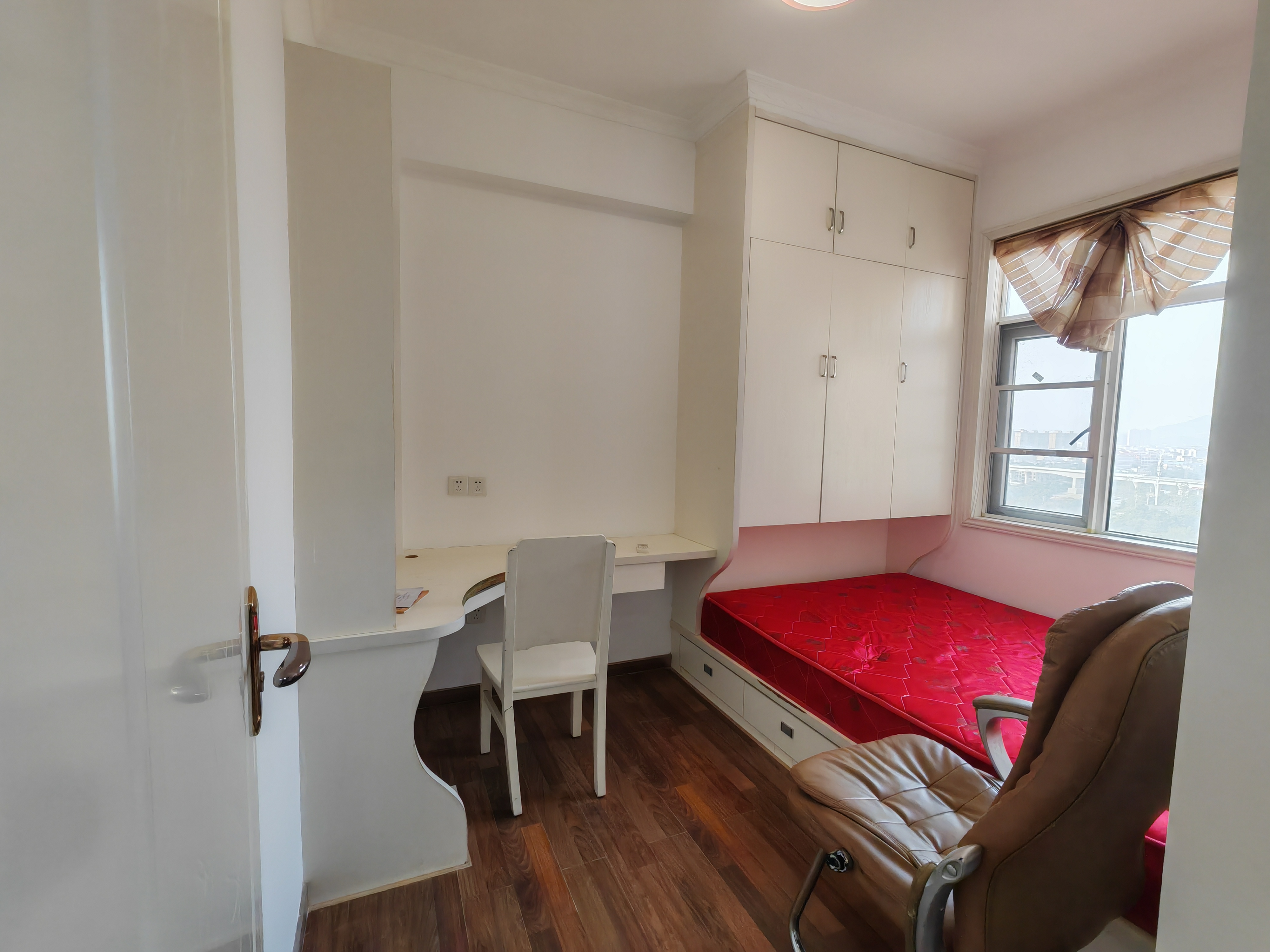 塞纳河畔1700包物业3室2厅配套齐全精装修电梯房，看房电话18307150819