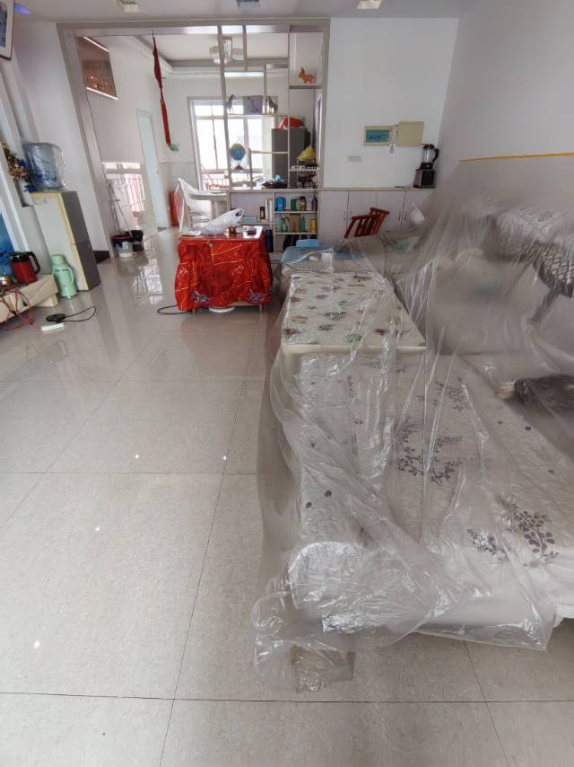 石油公司。131平，带一楼车库出售。证件满二