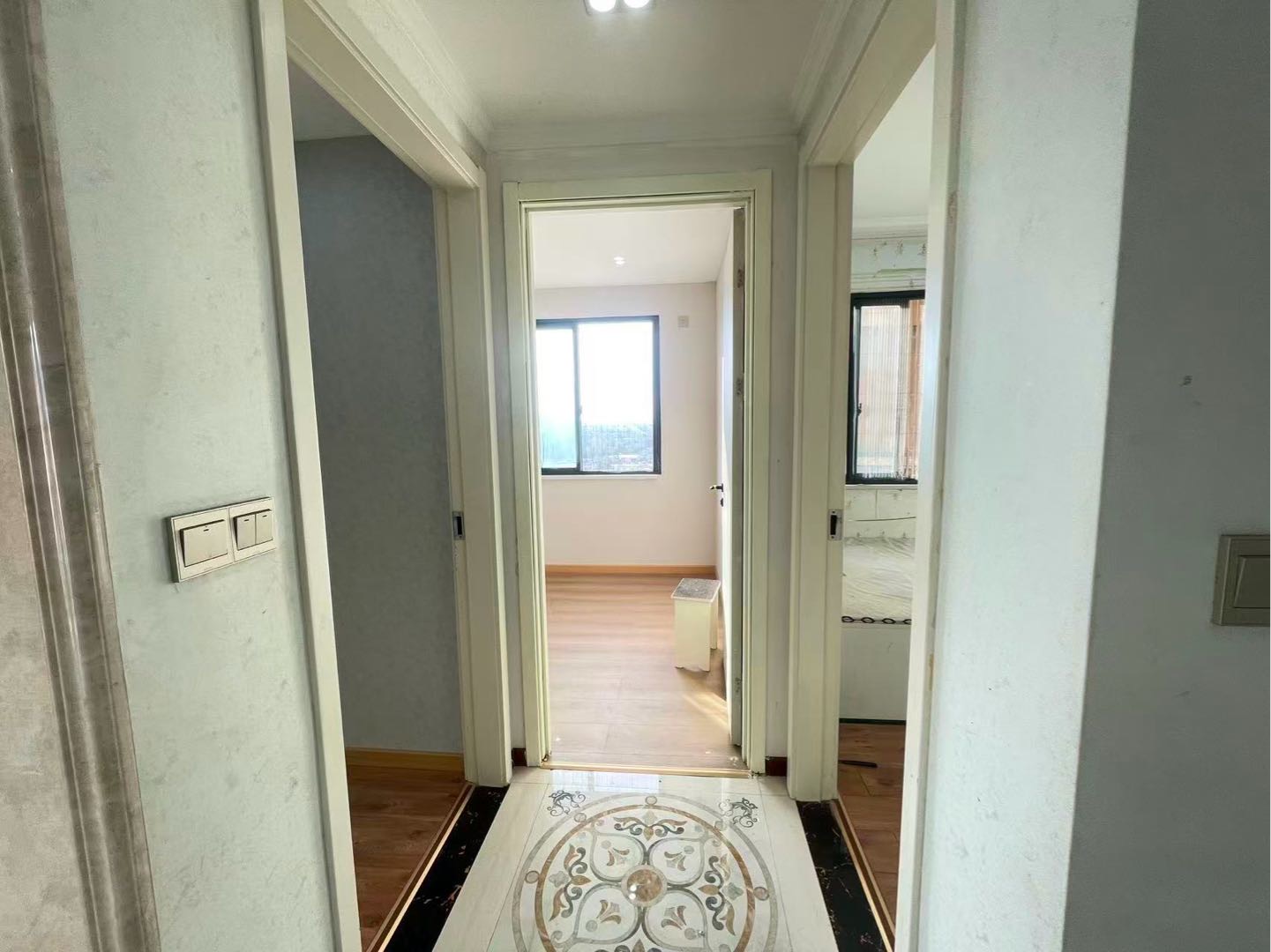 铜锣湾·北站对面·98平·小三居室39.8万·证齐精装修