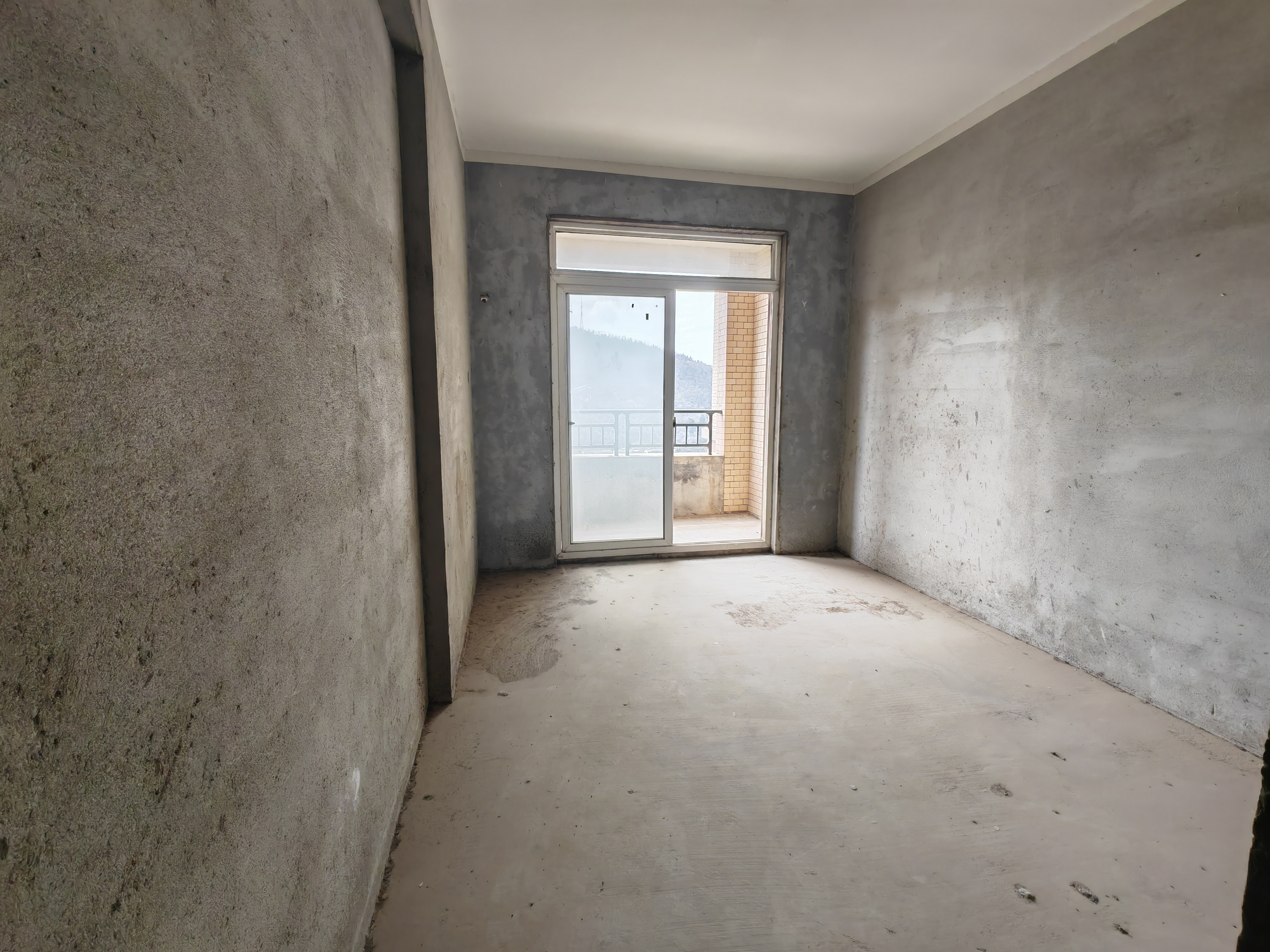 捡漏啦，塞纳河畔3345一平，三室两厅两卫，业主诚意出售