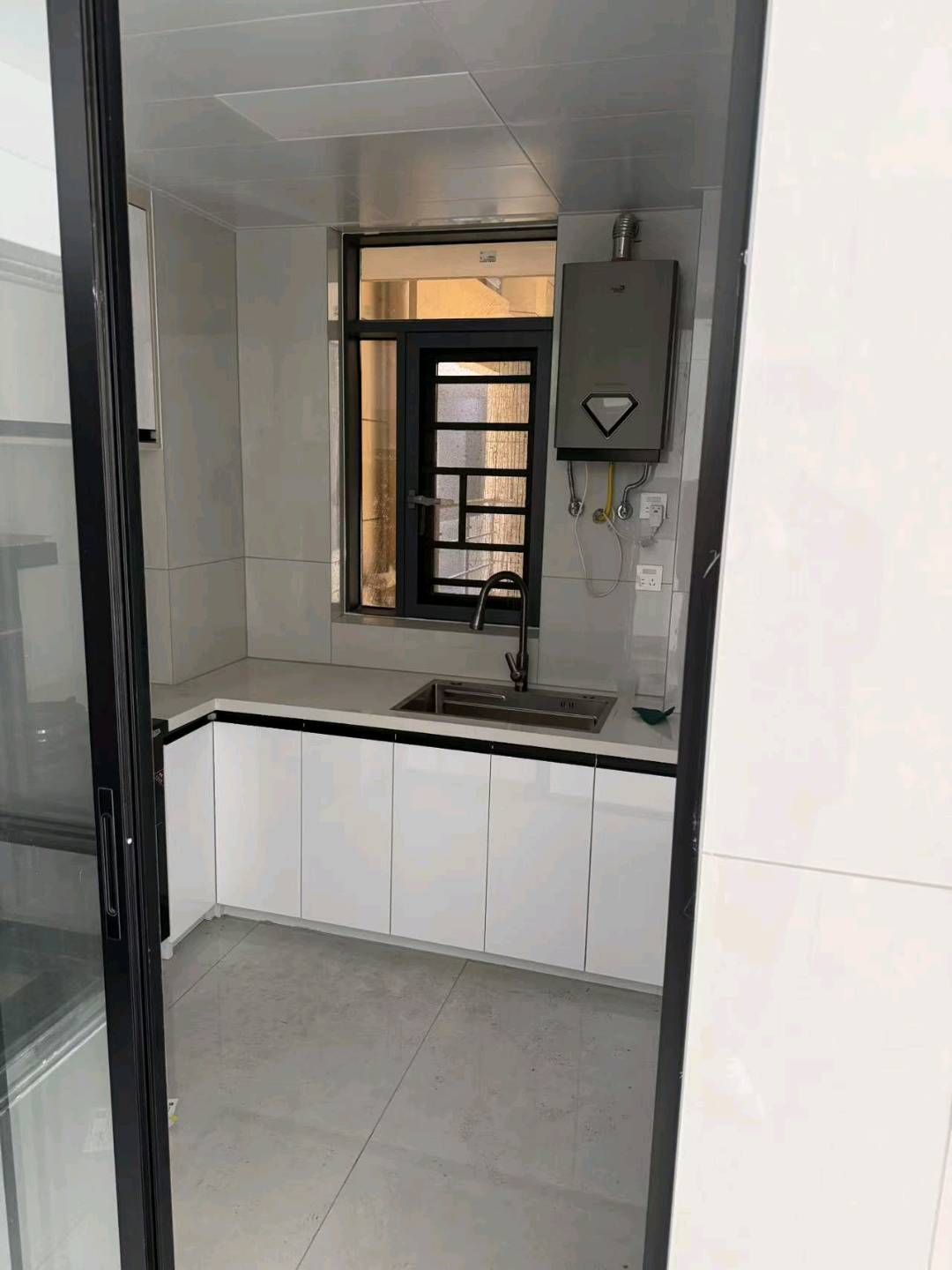 憬泓佳苑·装修自住房·初次出租1600/月·东西可配