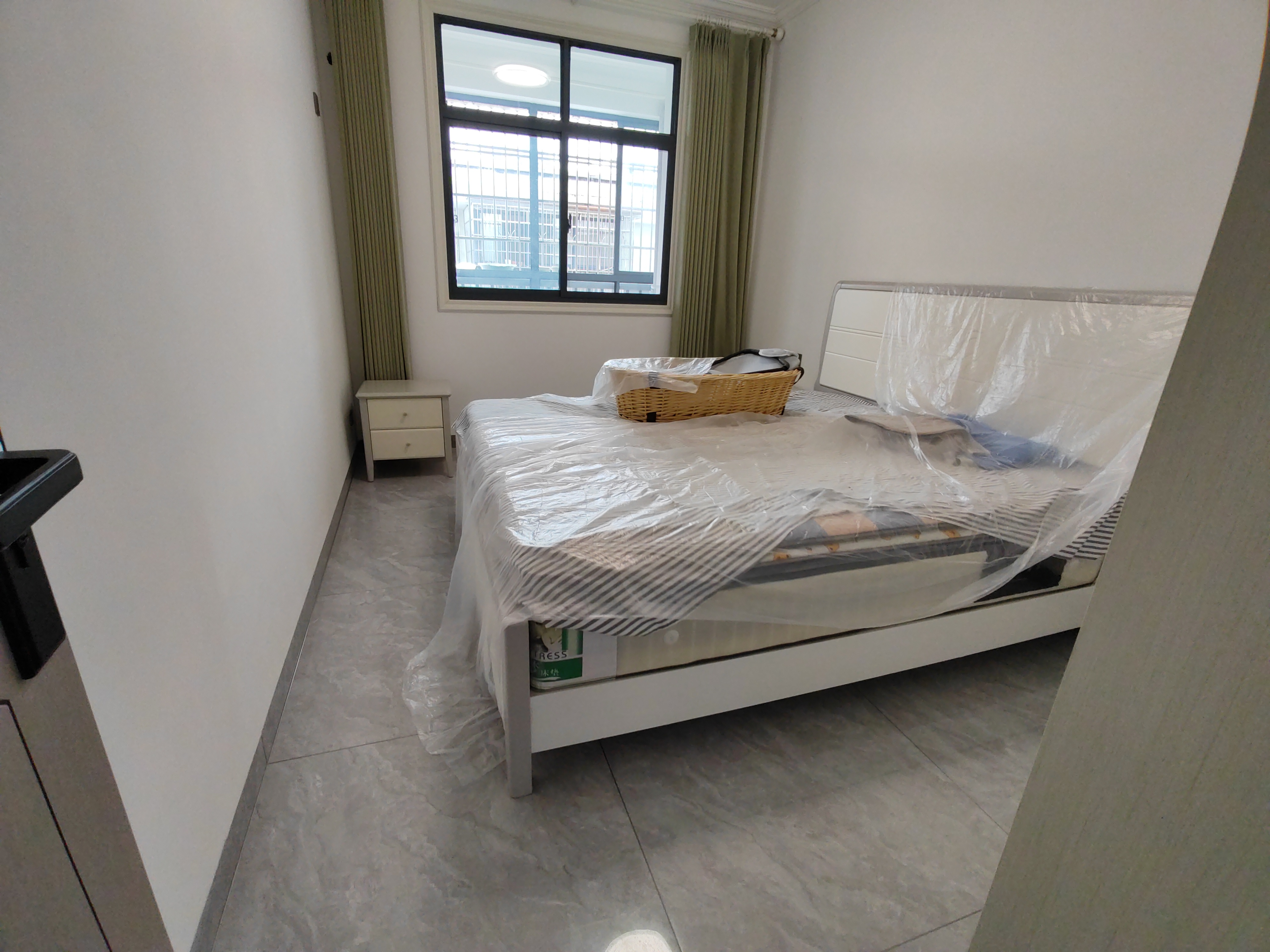 东亭花园一小一中，130平3➕1房，业主报价35万，看中可谈，看房电话18307150819