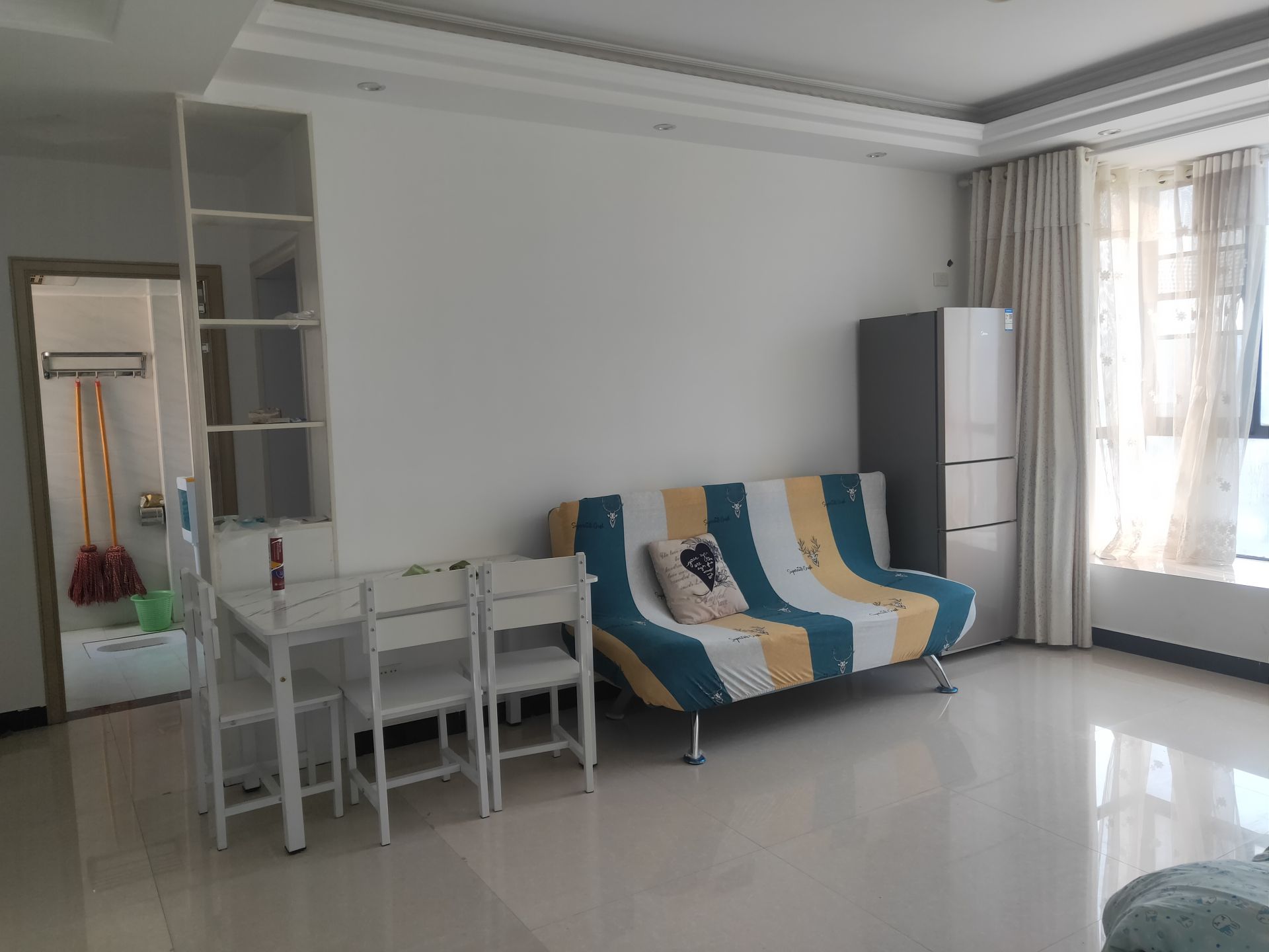 郡都小区·干净整洁·电梯两房两厅·出租1300/月