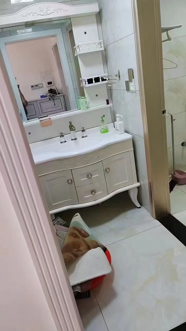 东洲大厦3室2厅交通便利南北通透精装可拎包入住46万