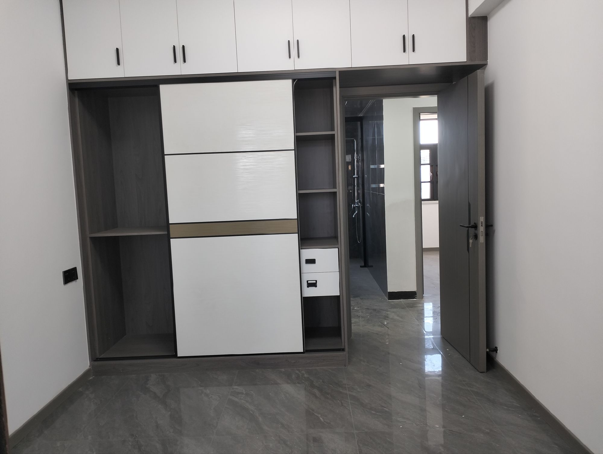 近水楼台·三房两厅·南北通透户型·全新装修一天未住售：65万