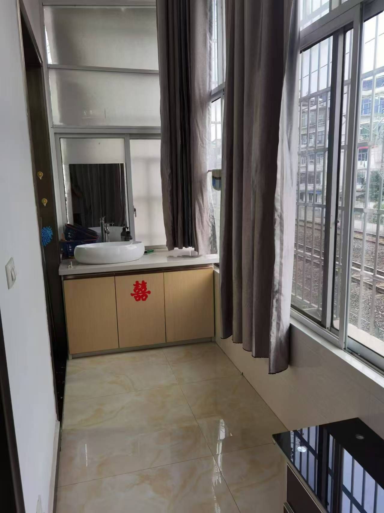 车站路二医院旁边的3室2厅结婚房·出租900/月