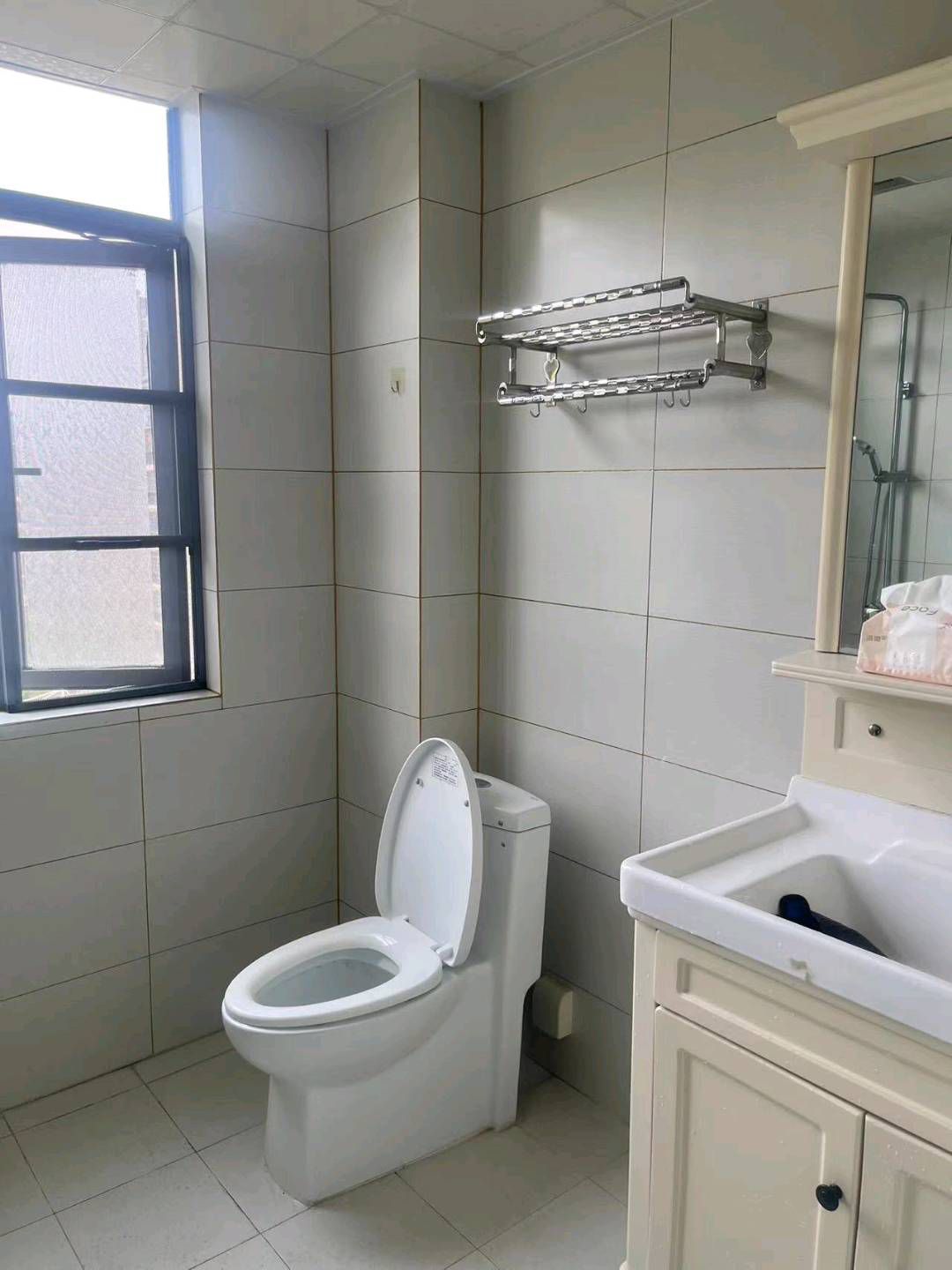 沁园小区·电梯中层·三室两厅·温馨整洁·租1800/月