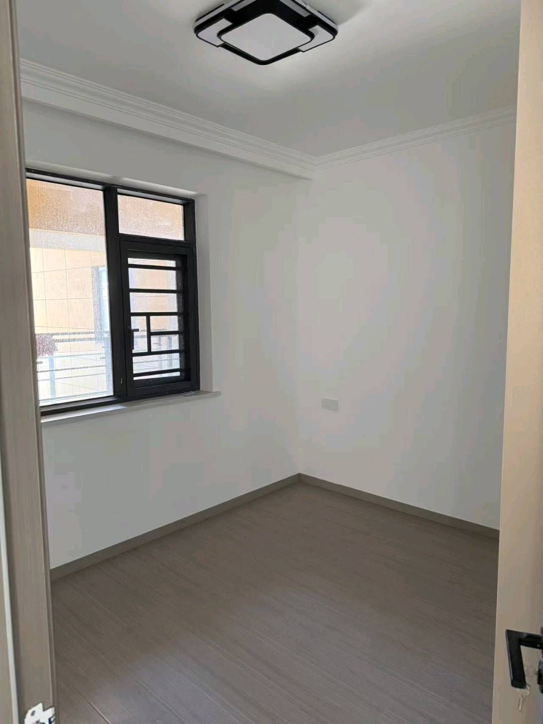 憬泓佳苑·装修自住房·初次出租1600/月·东西可配