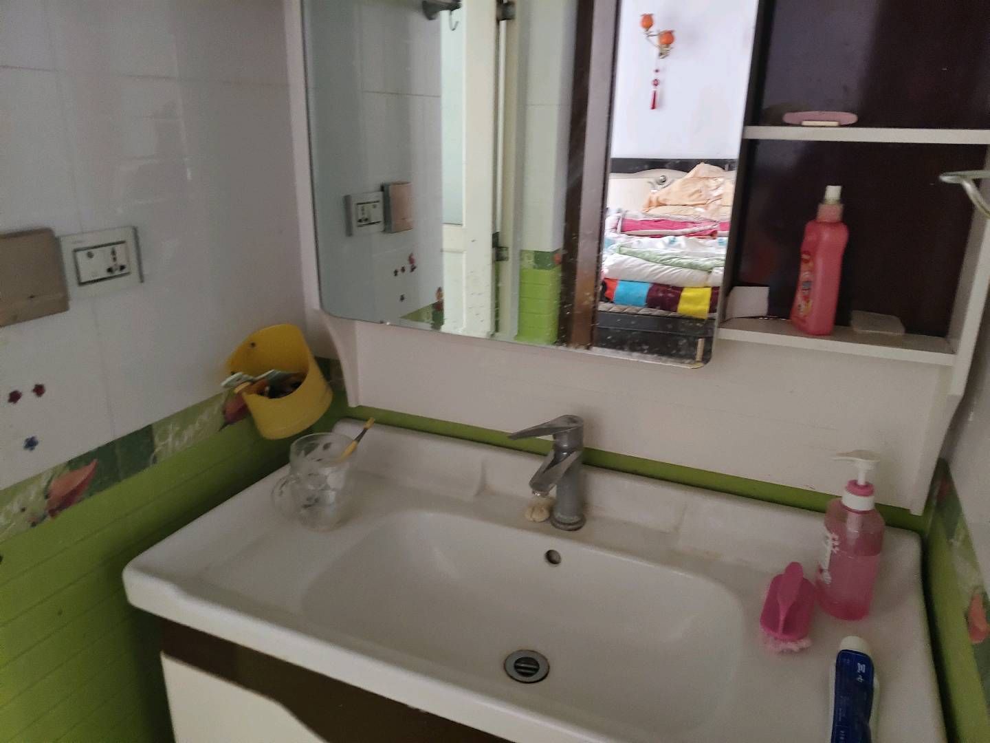 怡景花园·四楼精装修·三室两厅·生活交通方便区·出租1200/月