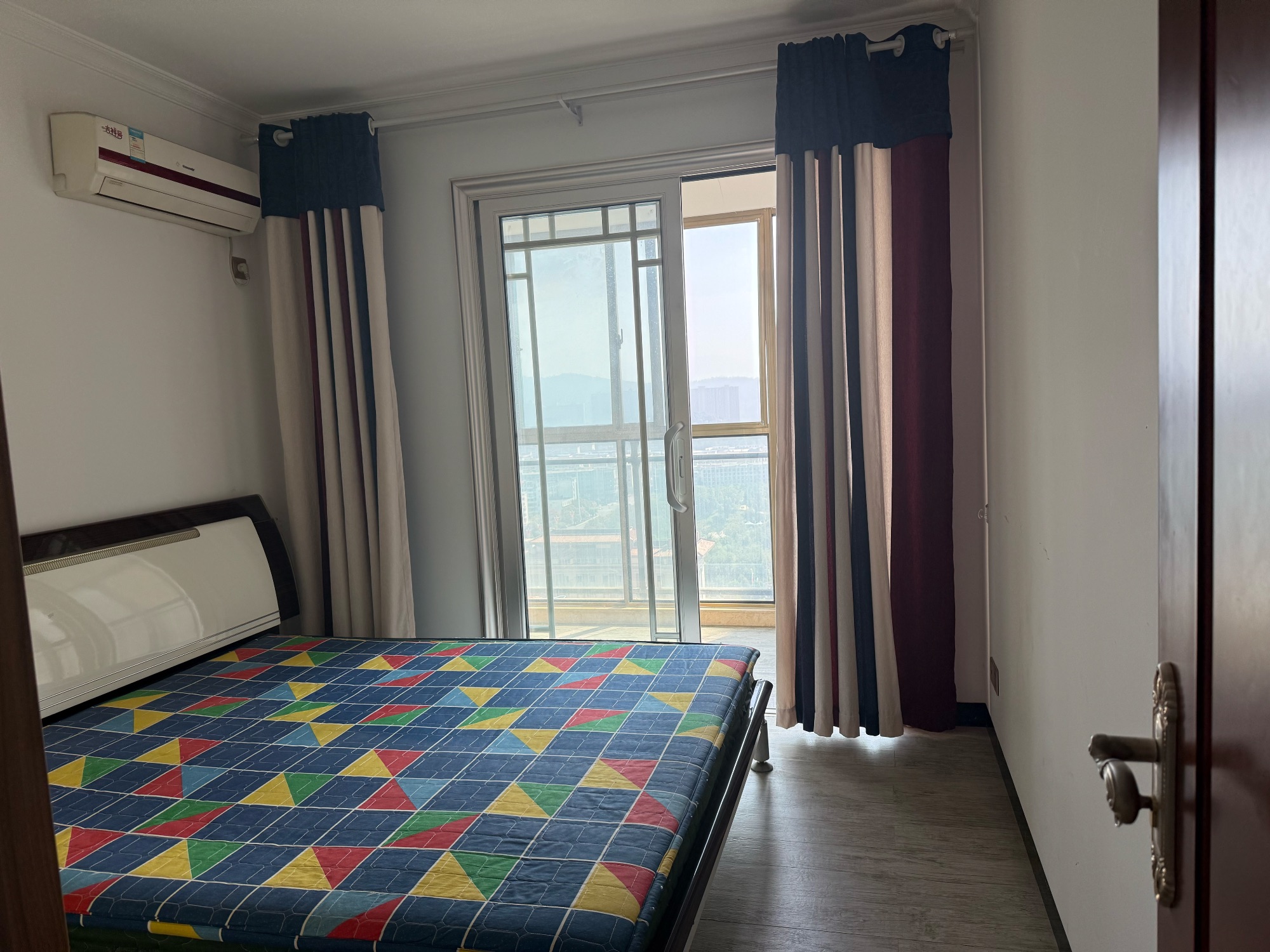 丰业盛世·四室两厅·精装修·好地段·出租2200/月