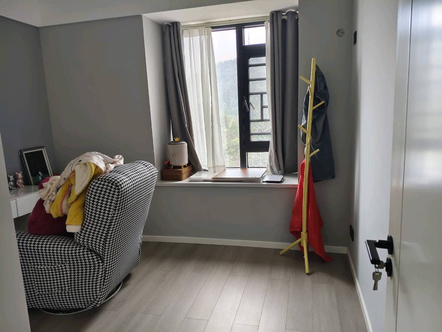 翡翠湾全新装修婚房，南北通透小高层，业主诚意卖售68万