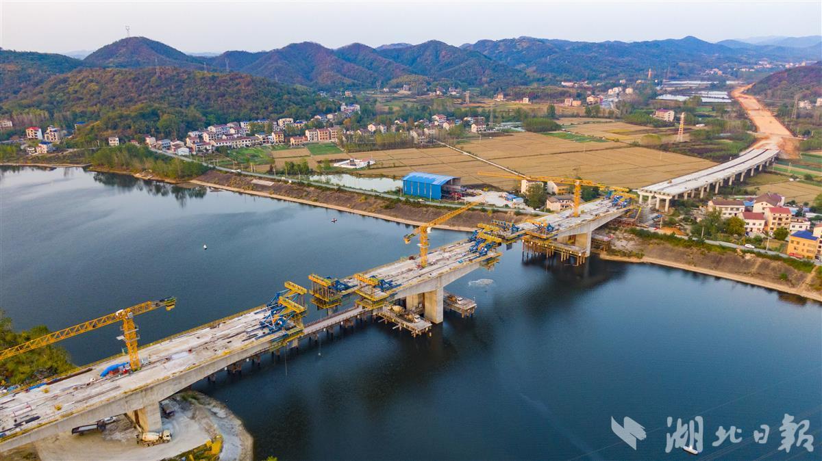 107国道赤壁段改扩建工程陆水河特大桥即将合龙！