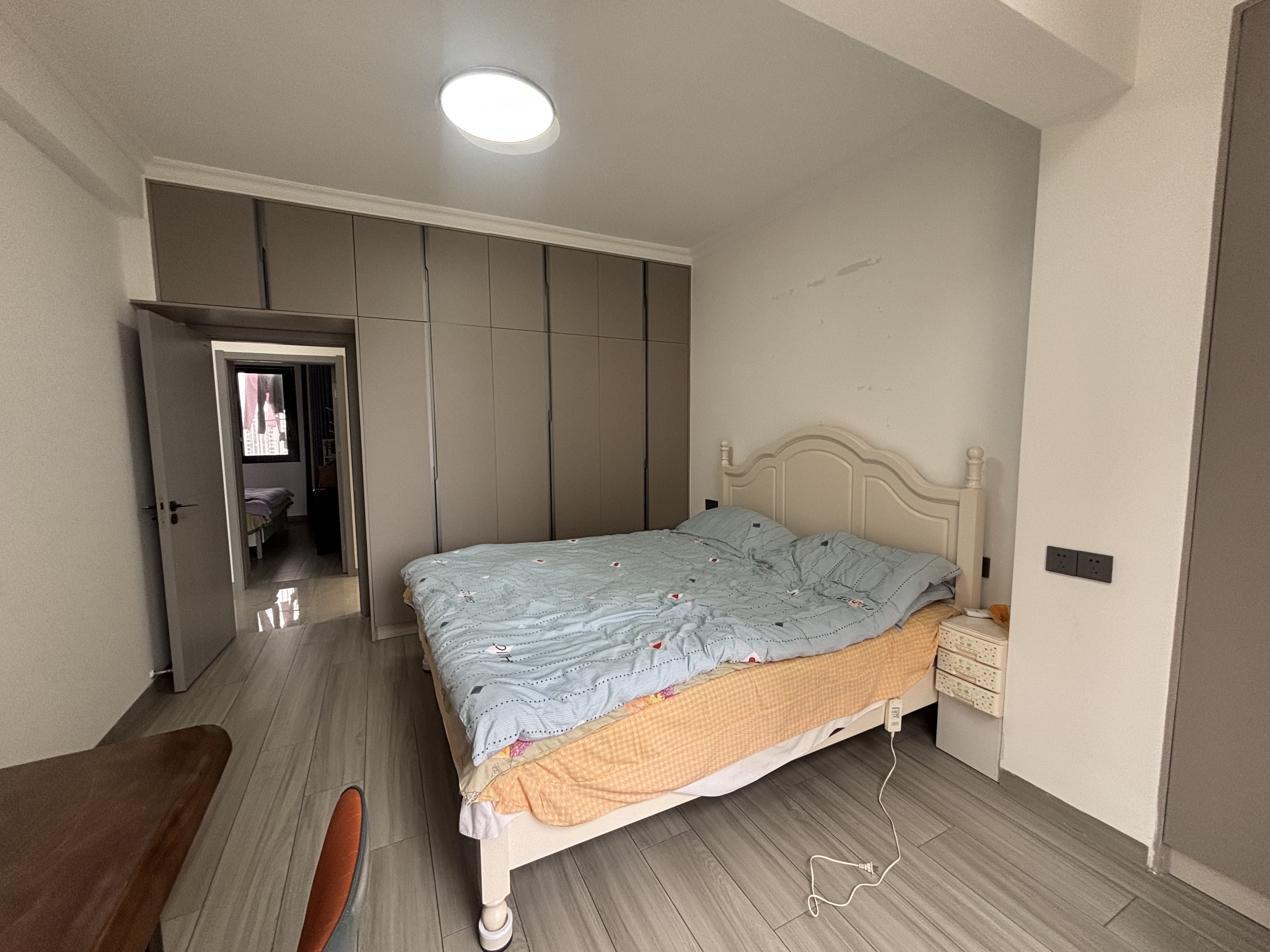 外国语对面同城上都精装修大三房，业主急售，看房方便，看房电话18307150819