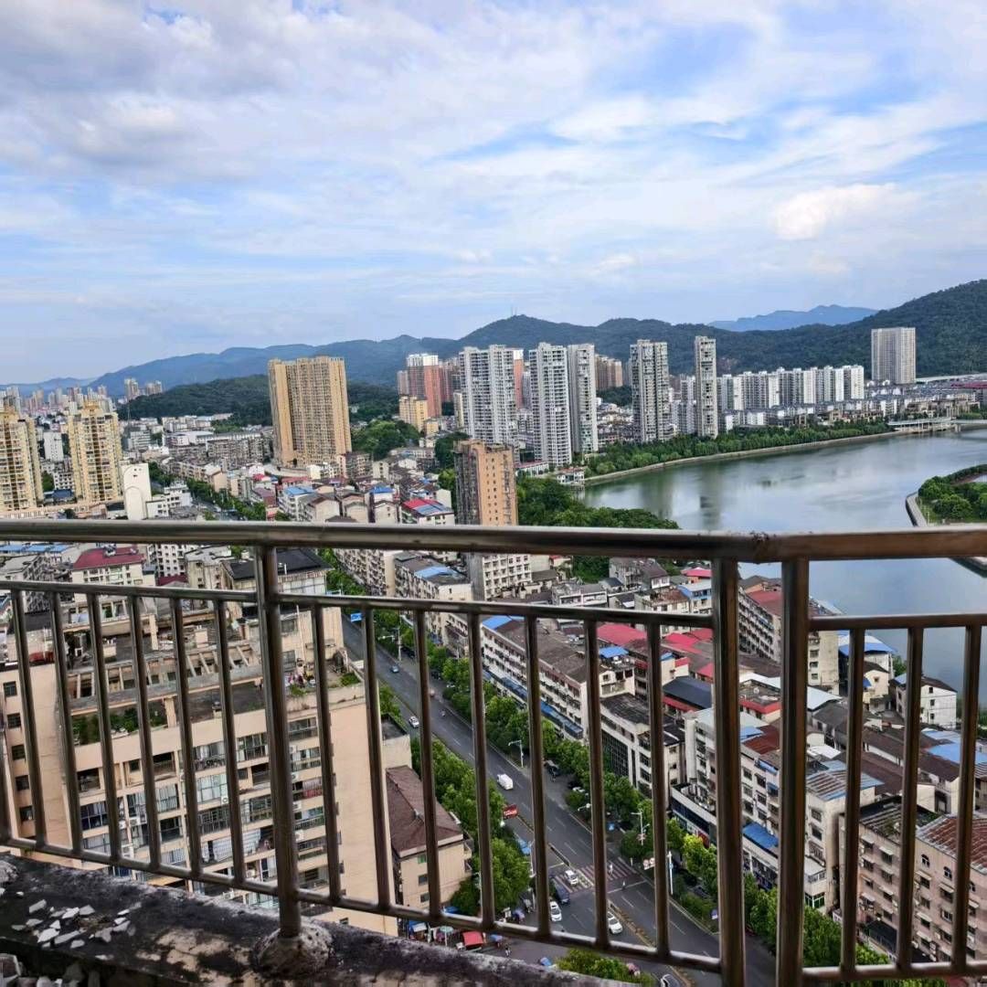世纪大厦·毛坯房·好楼层·三室两厅·历史低价25万
