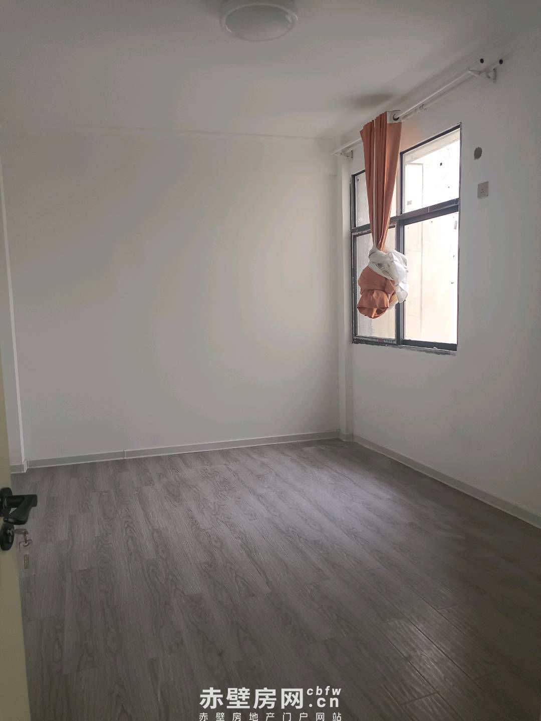 九成新电梯精装修三房亏本处理