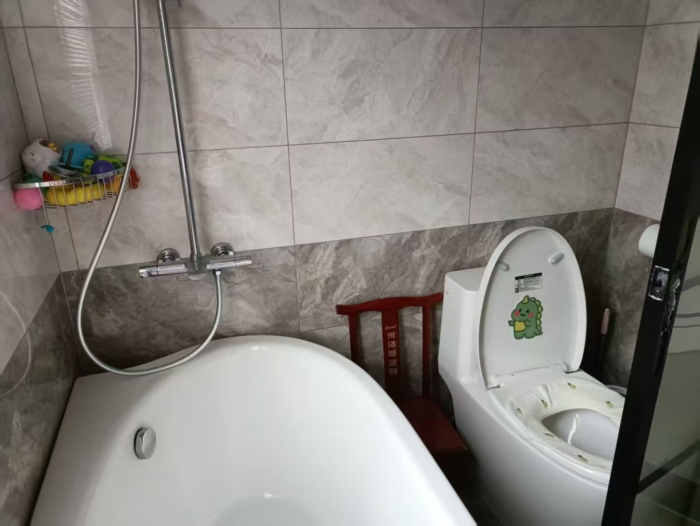 领秀城·134平方·三房两厅两位·带品牌家电家私出售：报价65万