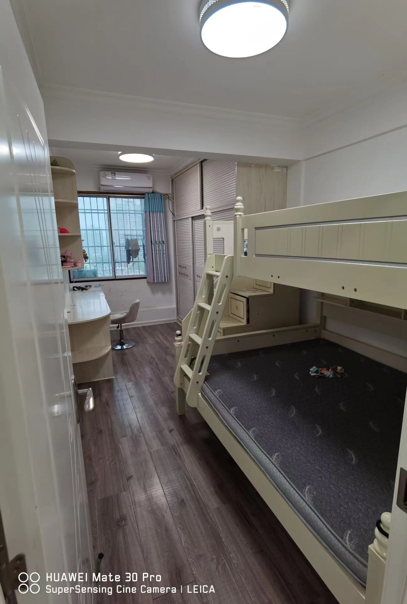 东洲大厦复式三室二厅二卫2300/月，拎包入住