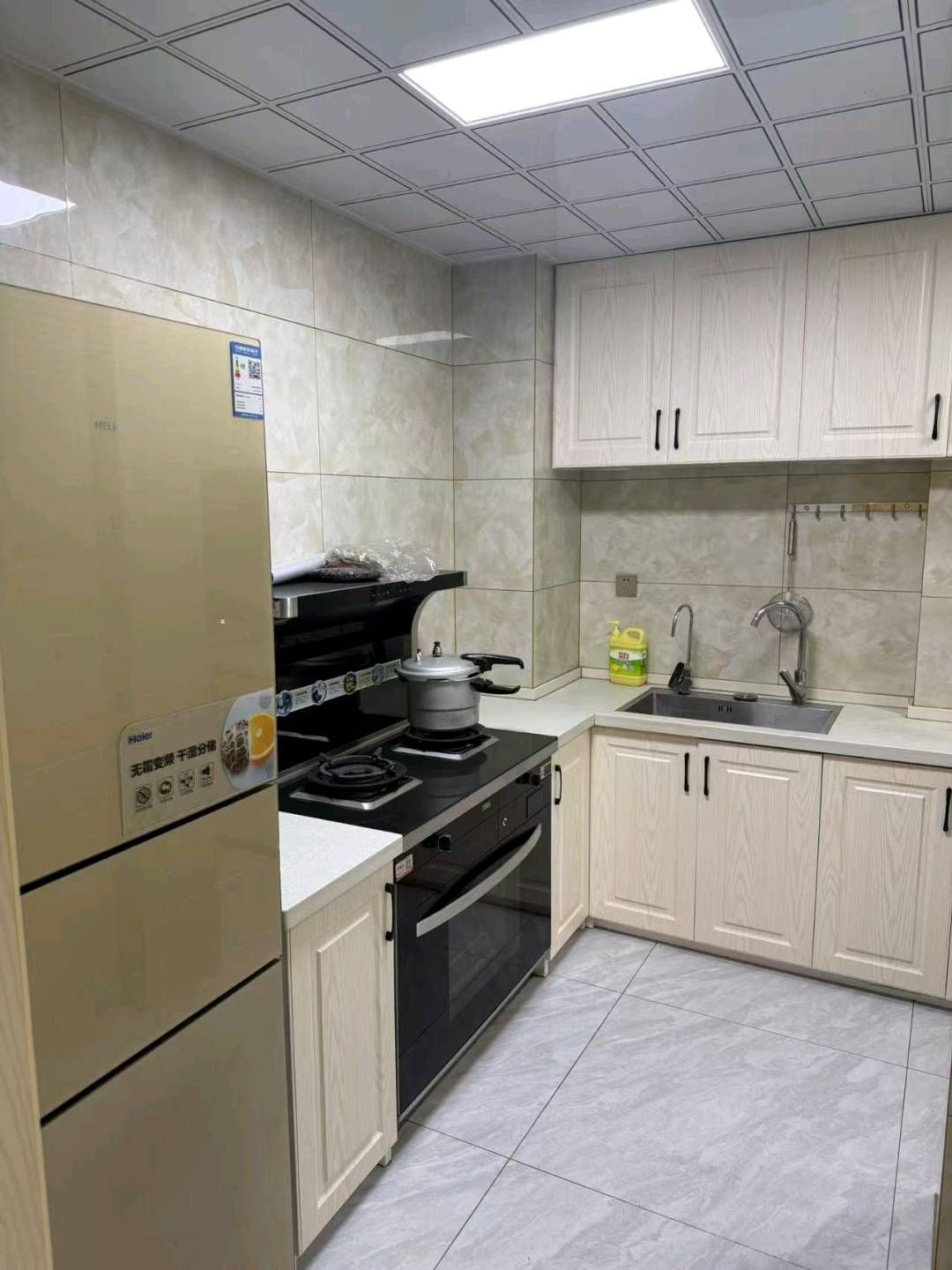 万泰小区·两室两厅·次新小区·户型方正·拎包入住/1400月