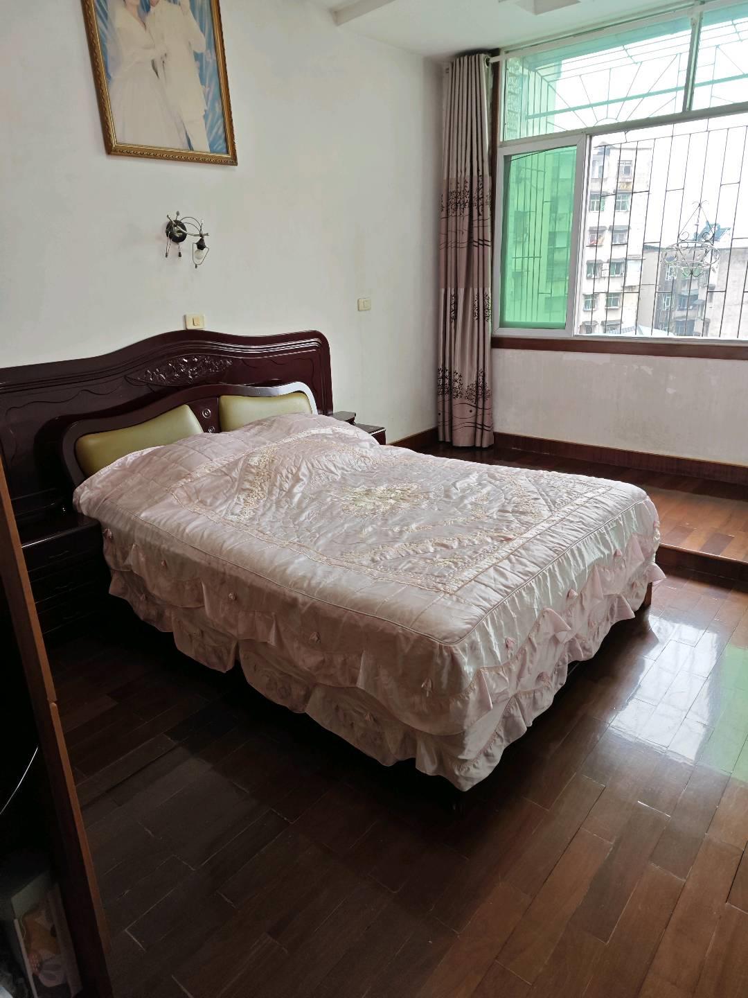 国贸附近种子公司楼梯房，三室两厅一卫，109平，19.8万，看房电话18307150819