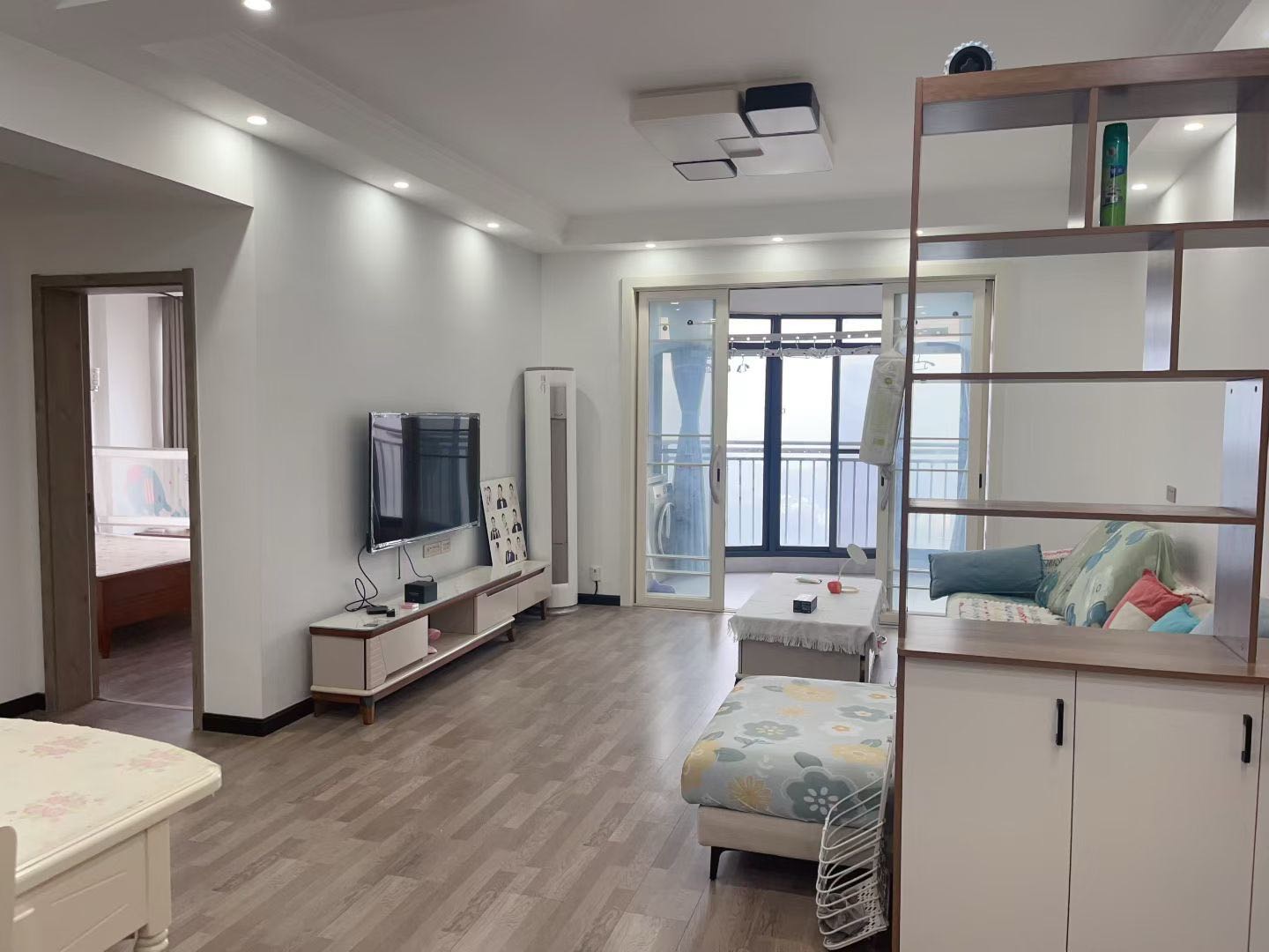 领秀城·全新两室两厅·初次出租·1600/月