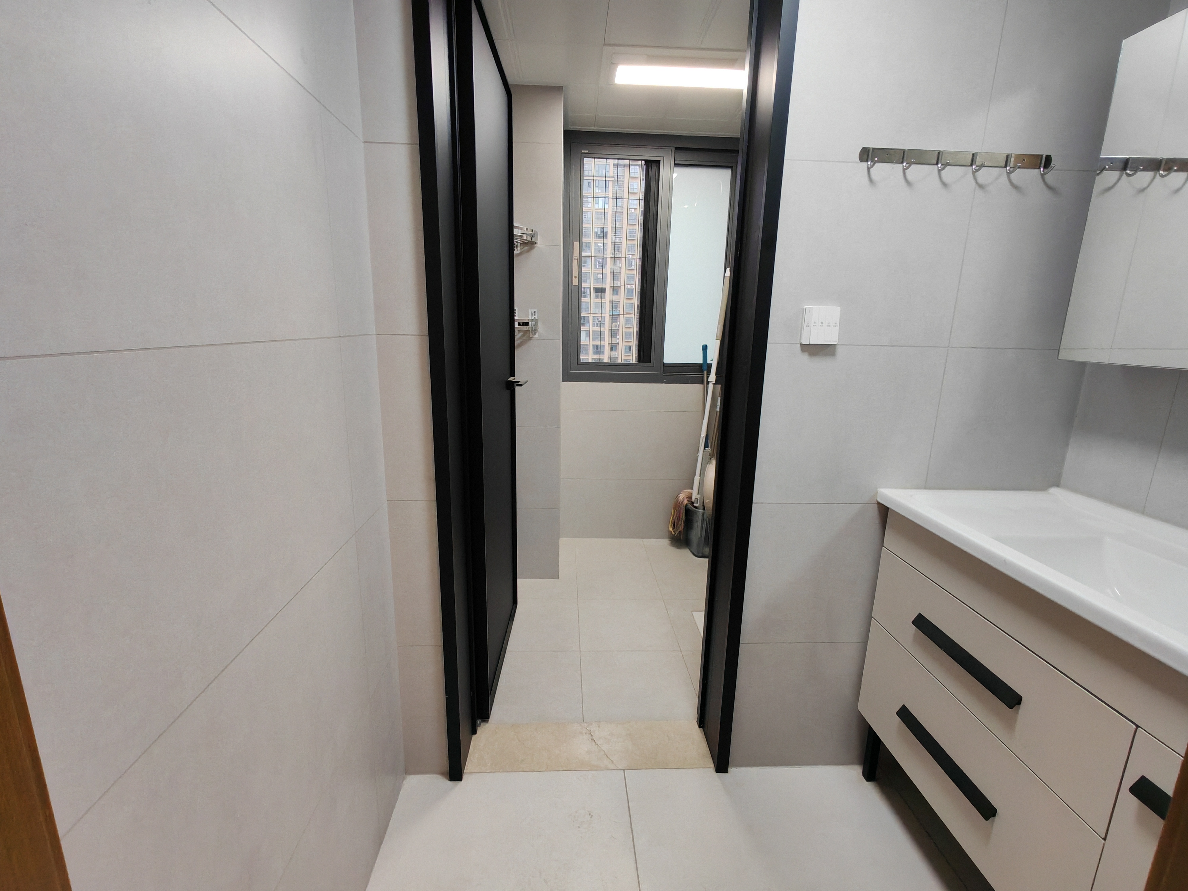 鹏成清华府专梯专户精装修大三室两厅两卫，南北通透户型看房方便，看房电话18307150819