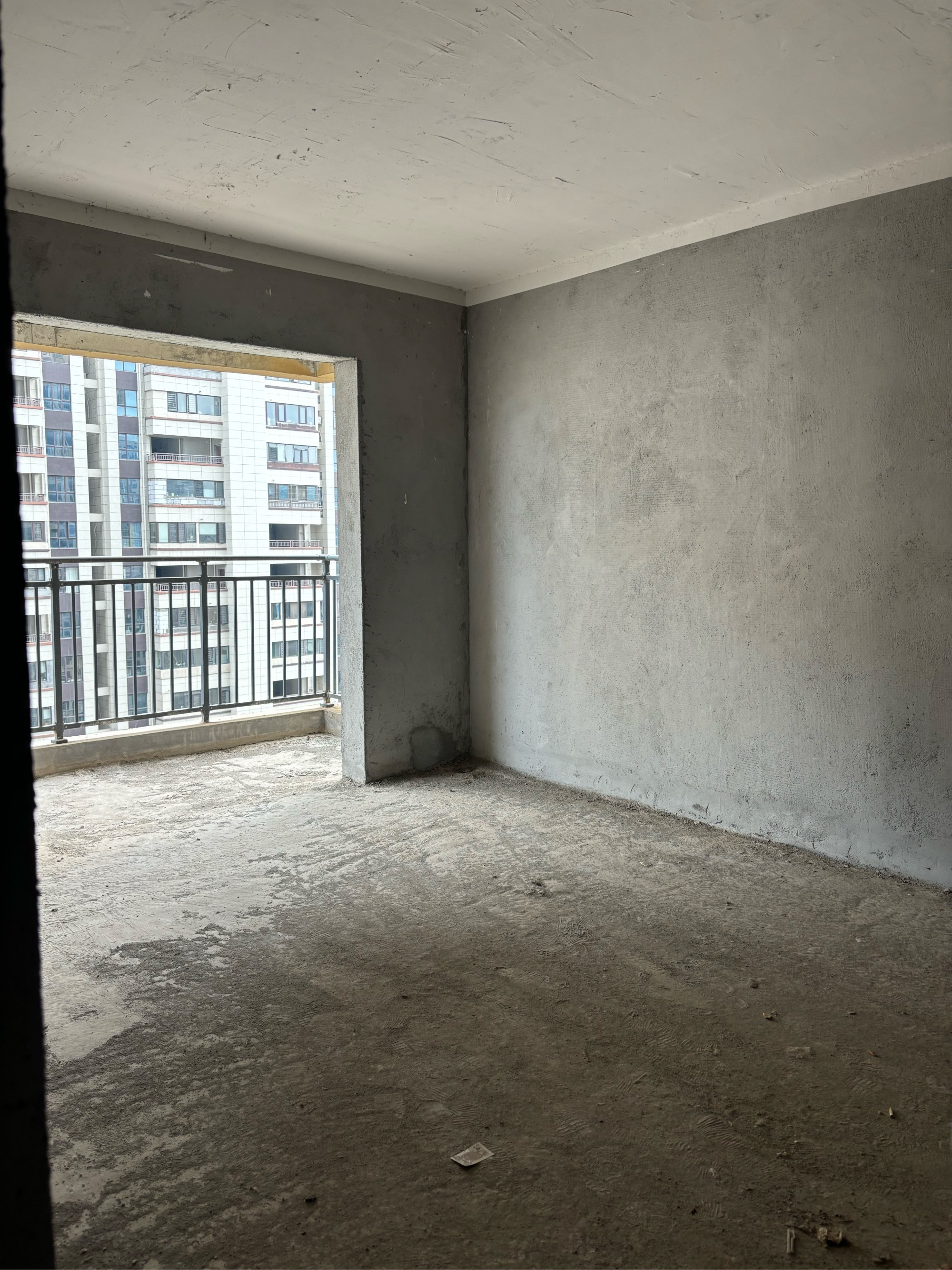 同城上都，3室2厅，毛坯房，价格美丽42万有钥匙。可以看房