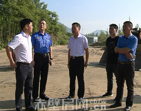 赤壁市多部门联动 城区21户违法建筑被依法强制拆除