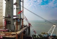 赤壁长江公路大桥首片钢梁架设完成
