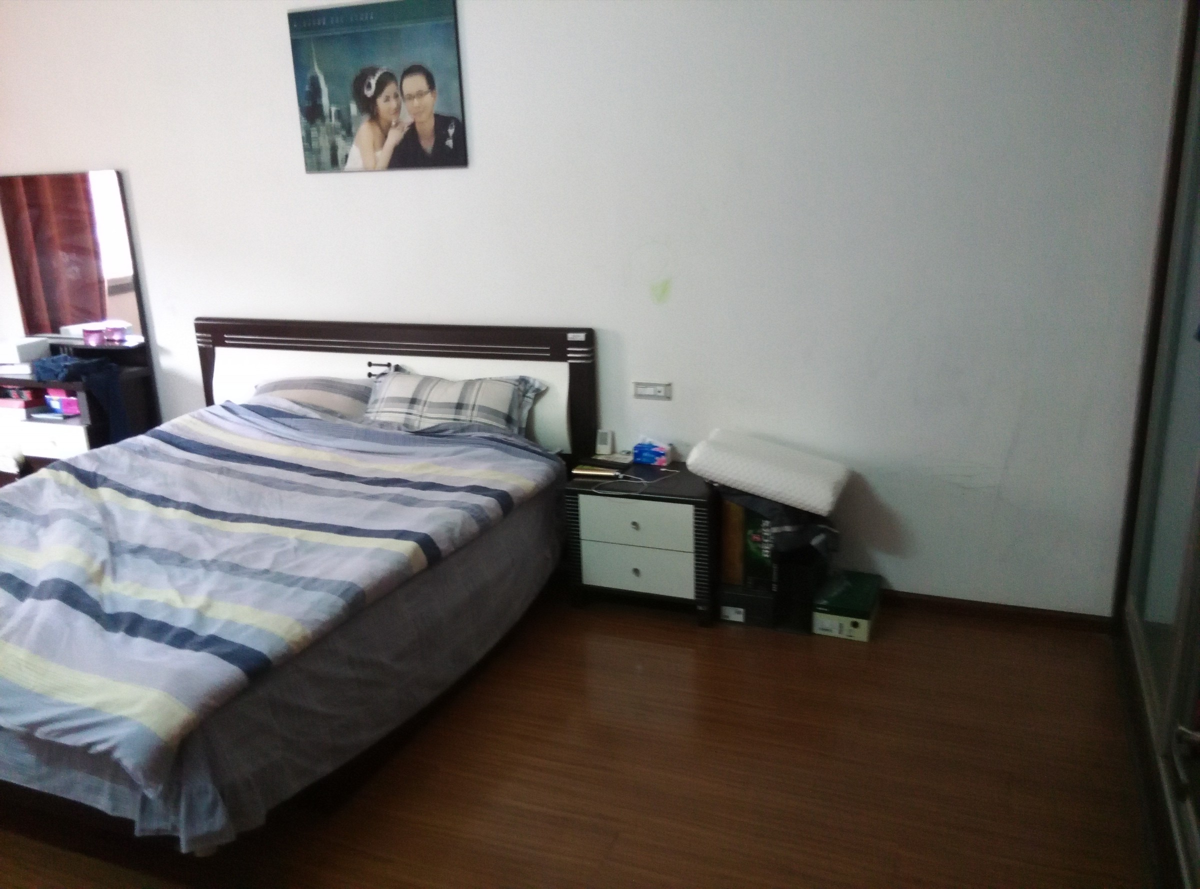 有照片!3室2厅2卫，精装房出售，包家具家电。可直接拧包入住！