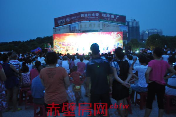 人頭攢動(dòng)的觀眾