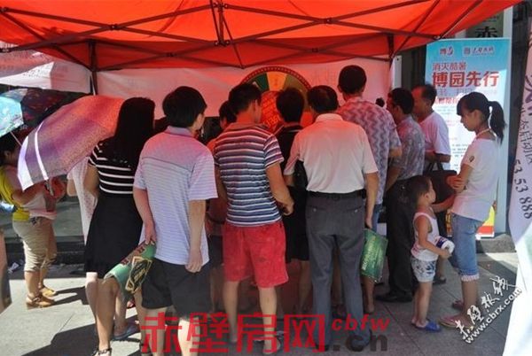 參與搖獎的行人
