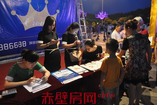 咨询楼盘的行人