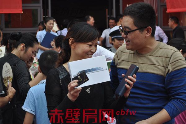 一等奖获得者与姜经理合影