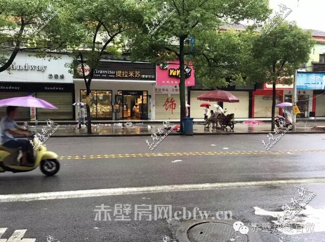 赤壁新路况!致敬暴雨中这些可爱的英雄...