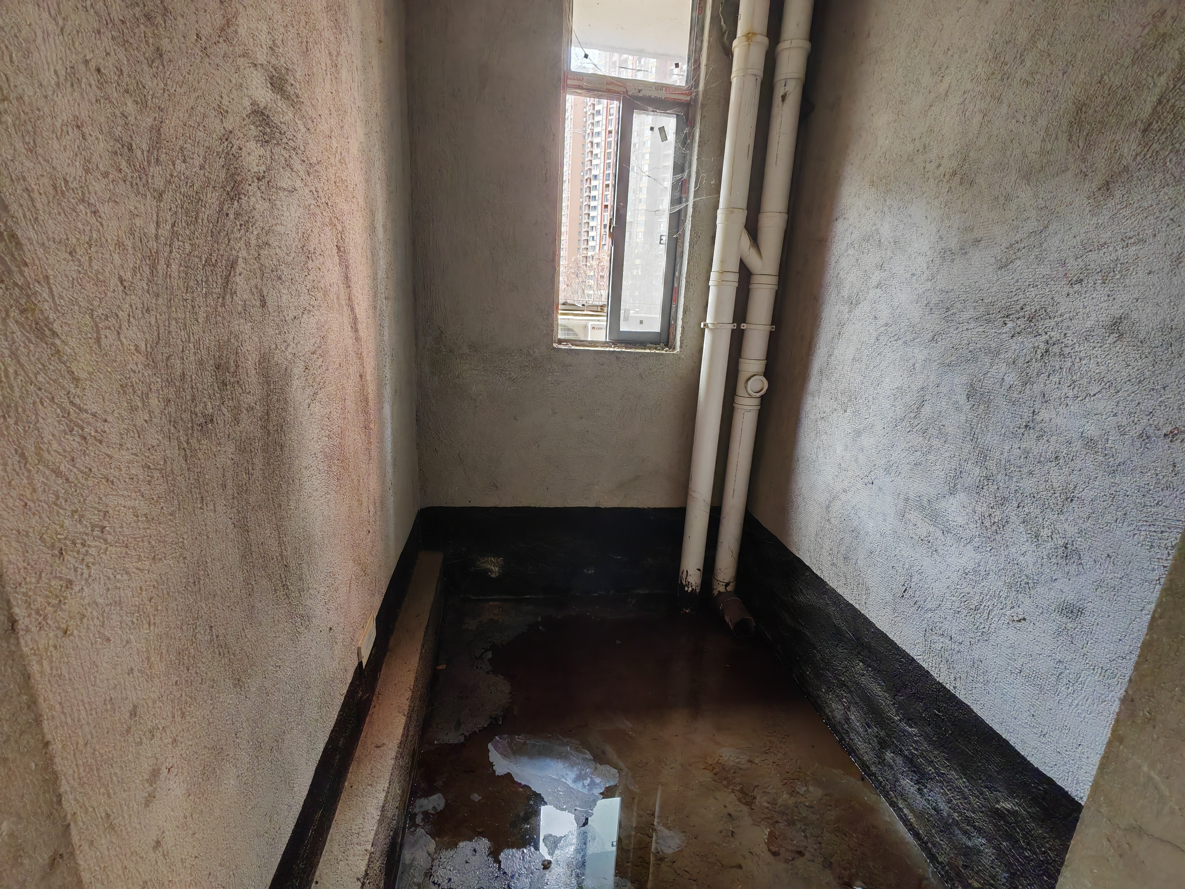 鹏成新都会带两个超大平台，四室两厅两卫，49万，急售，证件齐全，看房电话18307150819