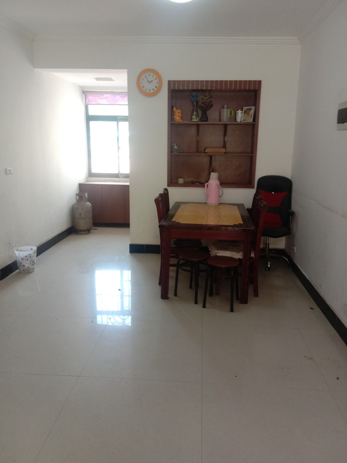 金江锦绣园·4楼·三室两厅一卫·简单整理可以入住·29.8万有证