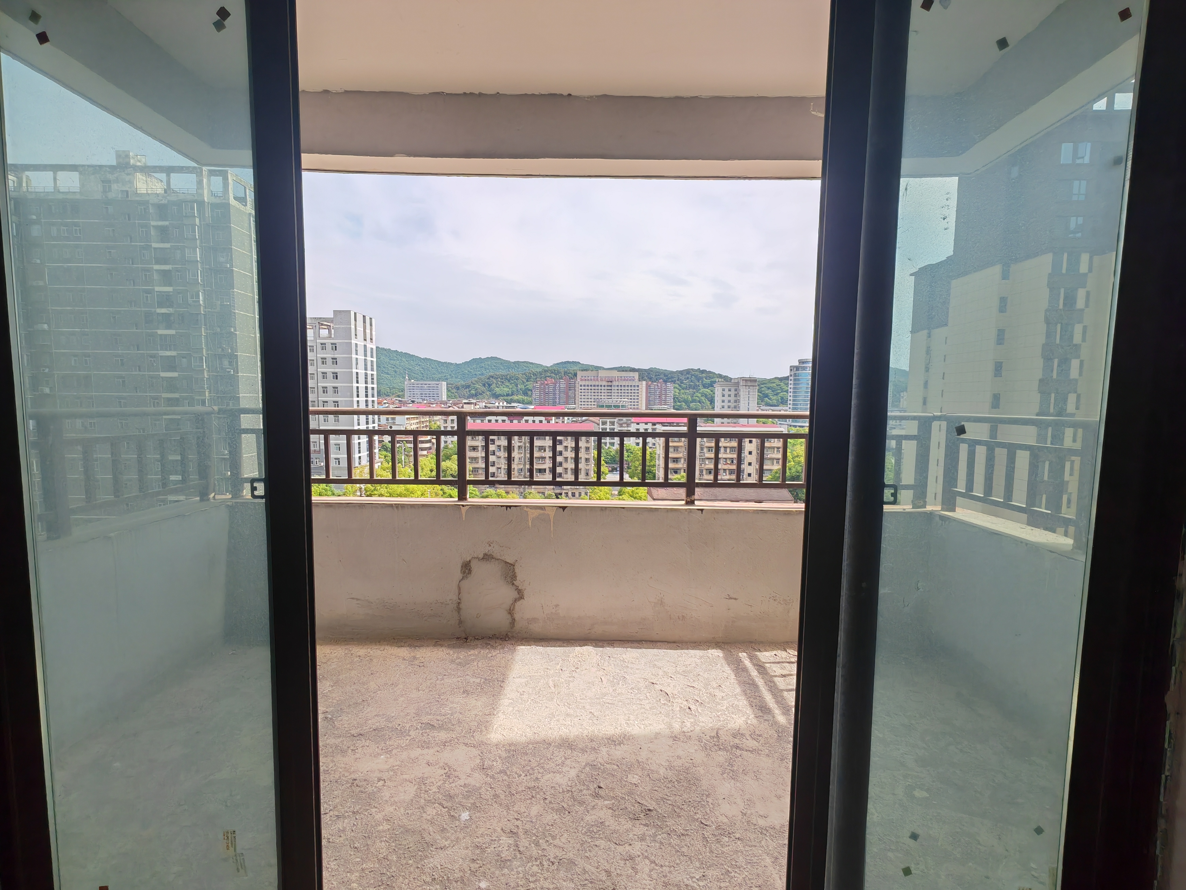 鹏成清华府小高层，四室两厅两卫，证二，131平，10楼，65万，看房电话18307150819