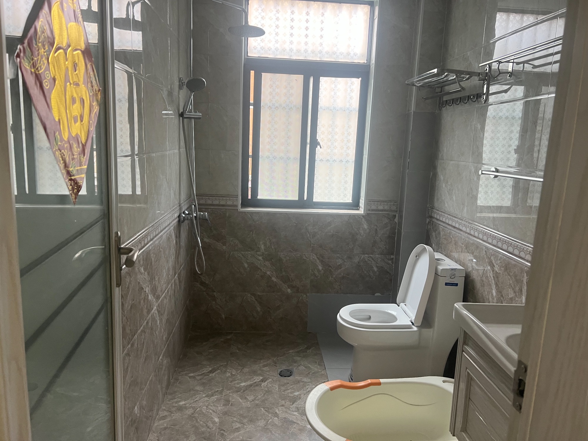 福星花园·步梯二楼·温馨大三室·出租1800/月